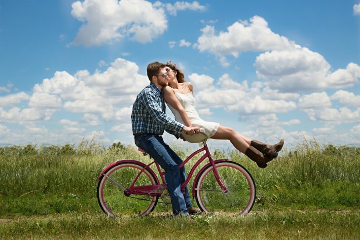 pareja en bicicleta por el campo