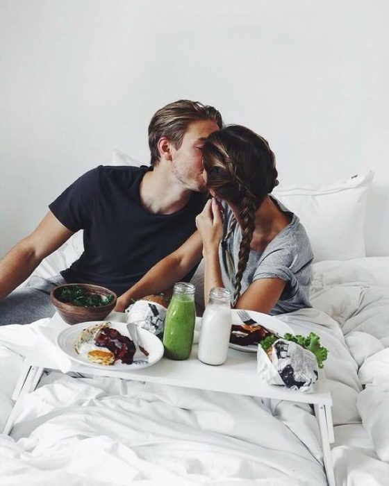 pareja desayunando en la cama