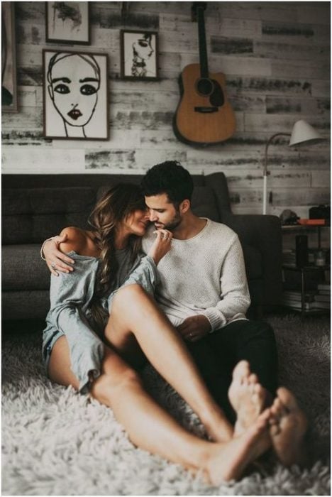 pareja en el piso con guitarra