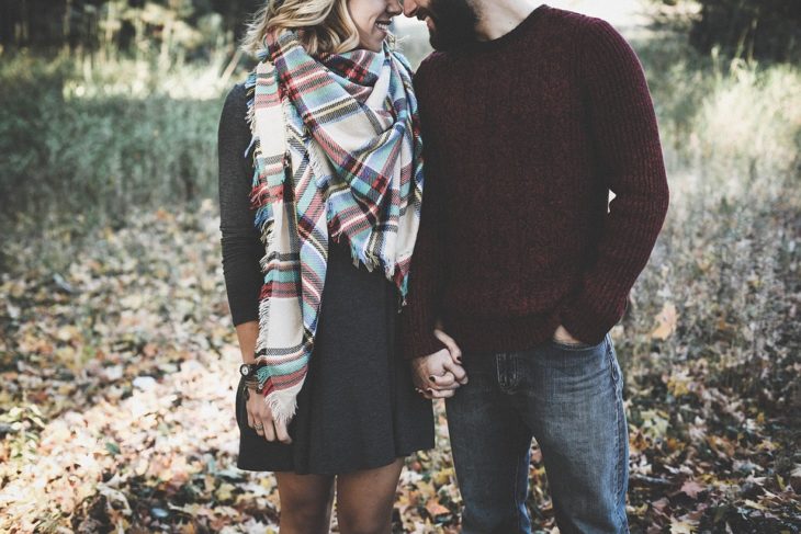 pareja feliz tomados de la mano