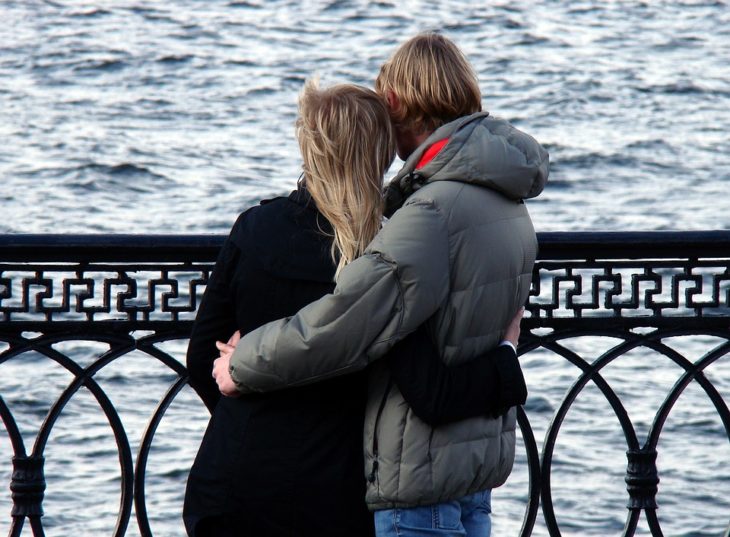 una pareja paseando frente al mar 