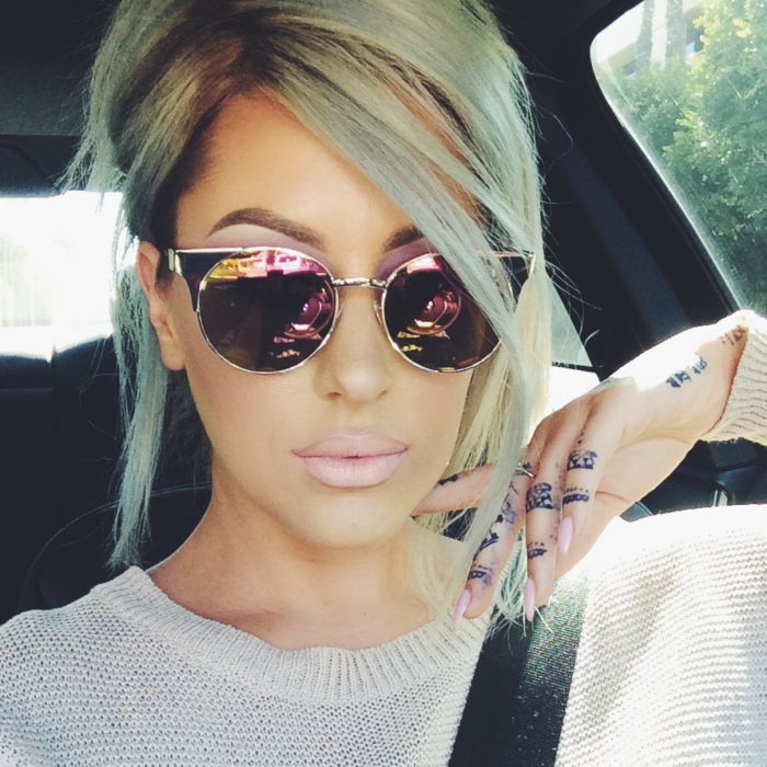 chica con lentes cat-eye conduciendo