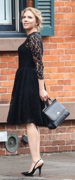 scarlett johanson con vestido negro sonriendo mirando hacia arriba