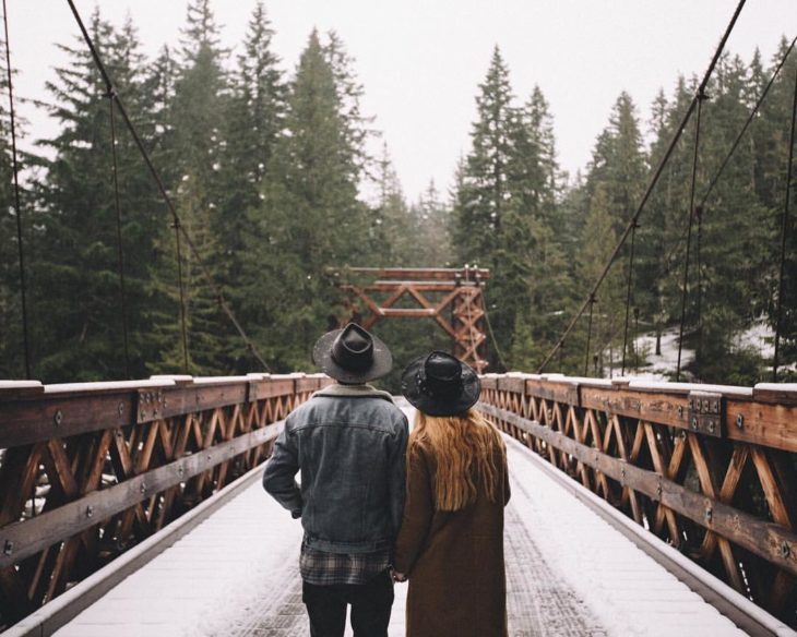 pareja caminando en el bosque 