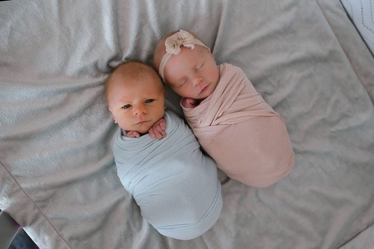 bebés recién nacidos envueltos en cobijas verde y rosa