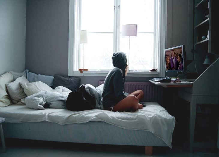 chica viendo películas en la computadora