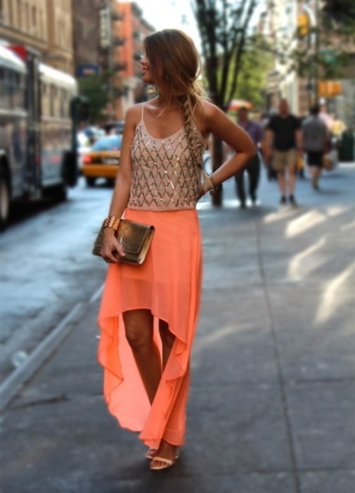 mujer con vestido y top dorado 