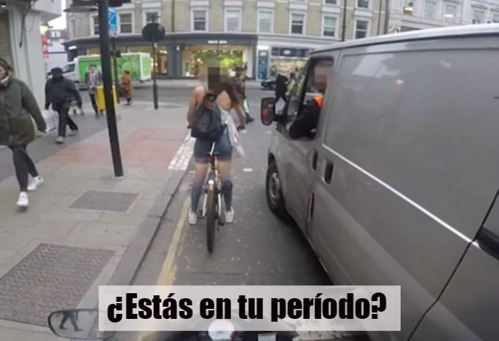 mujer ciclista en la calle 