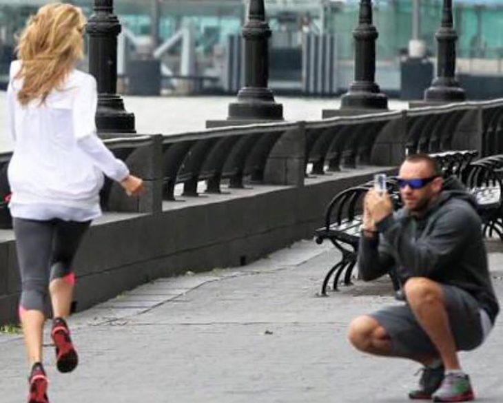 hombre tomando foto a mujer rubia