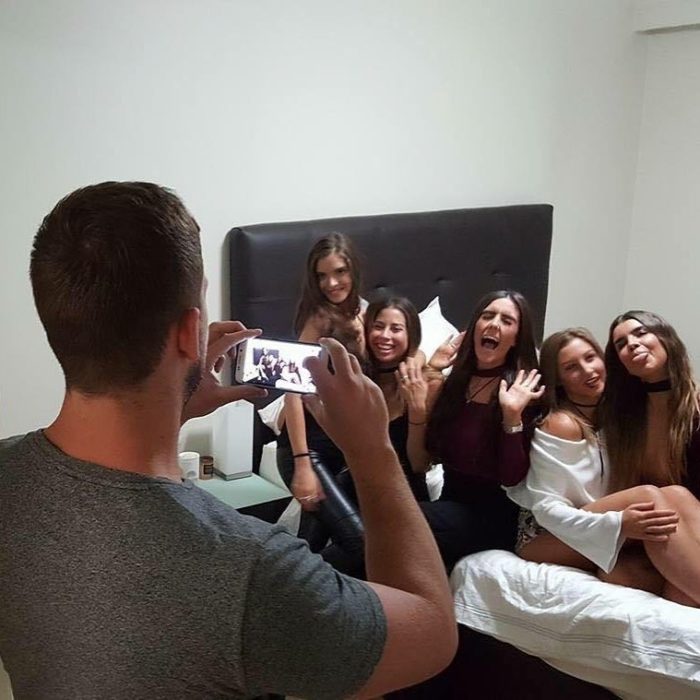 hombre tomando fotos a un grupo de chicas 