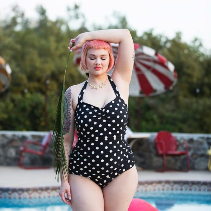 mujer con traje de baño cabello rosa 