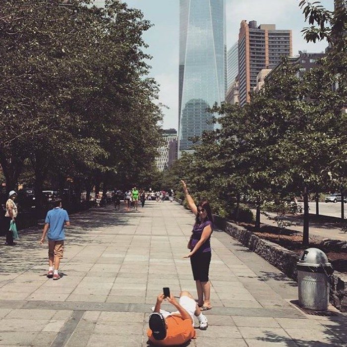 hombre tomando foto a mujer con manos abiertas 