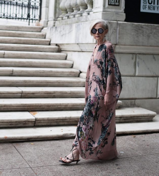 mujer con canas y vestido largo rosa 