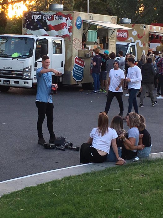 hombre tomando fotos a chicas 