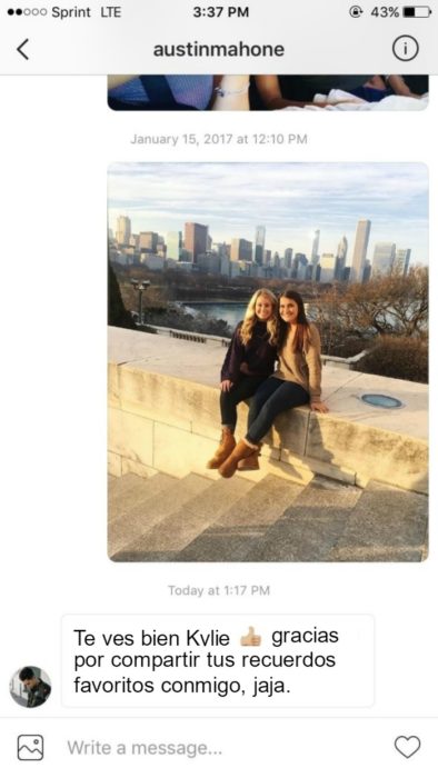 captura de pantalla de mujeres sentadas en escaleras 