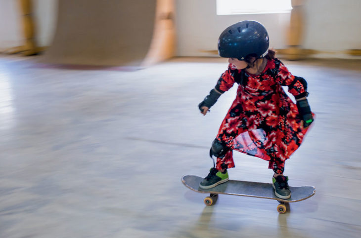 niña en patineta