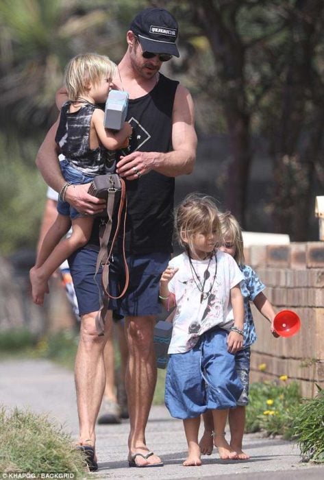 Chris Hemsworth paseando por un sendero junto a sus hijos 