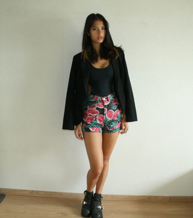 mujer con short de colores y leotardo negro