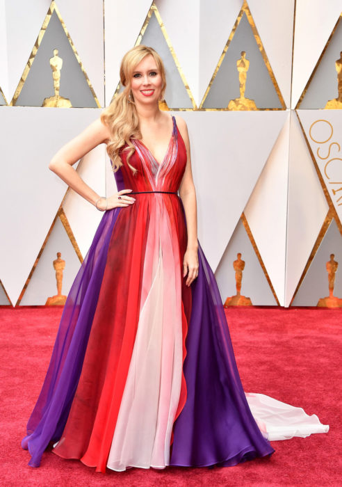 mujer con vestido rojo y morado