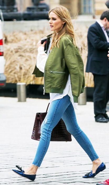 Chica usando una bomber con flats 