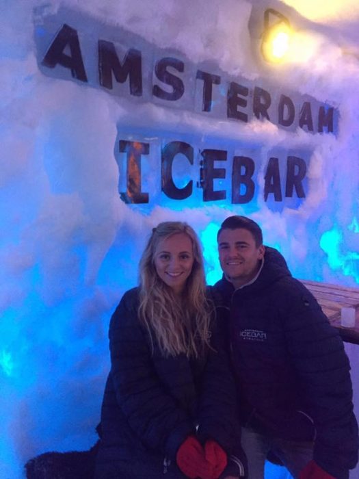 Pareja de novios en un bar de hielo 