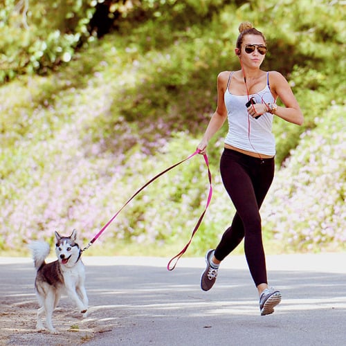 chica corriendo con su perro
