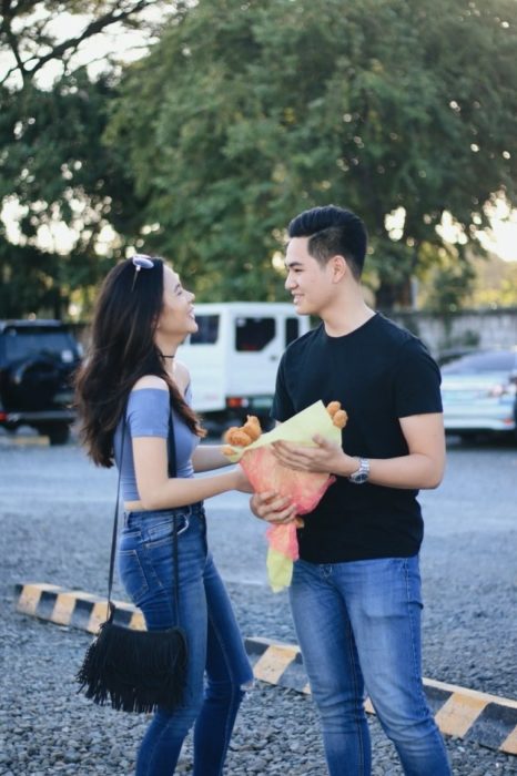 Chico que le regaló a su novia un ramo de nuggets