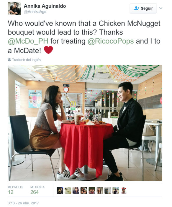 Chicos teniendo una cena romántica en mcdonalds