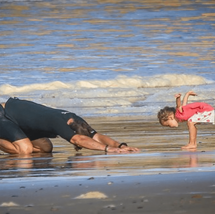 Chris Hemsworth haciendo yoga