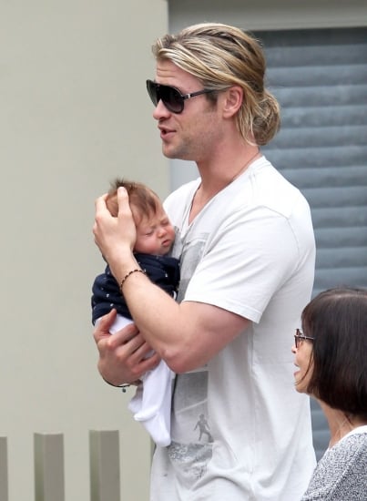 Chris Hemsworth cargando a su hija