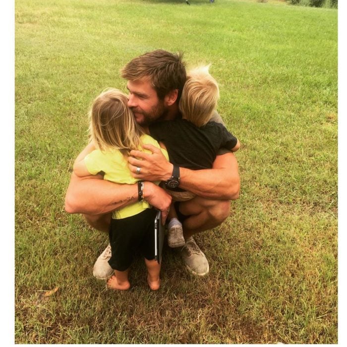 Chris Hemsworth besando a sus hijos