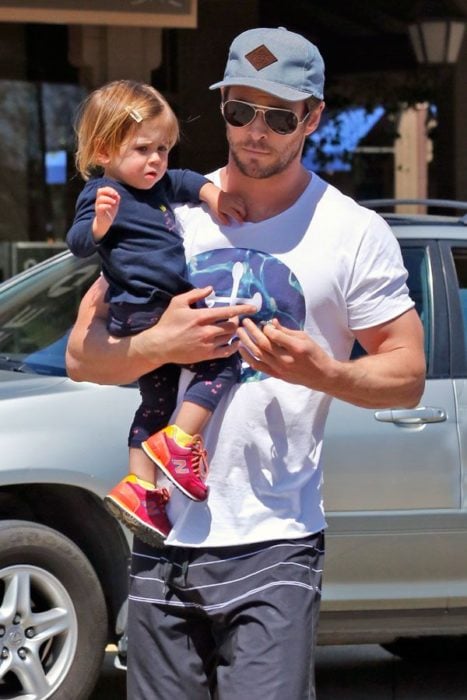 Chris Hemsworth con su hija en brazos