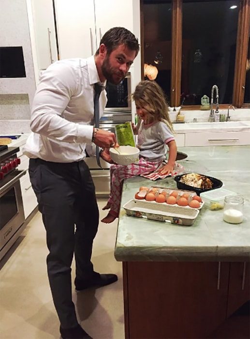 Chris Hemsworth cocinando