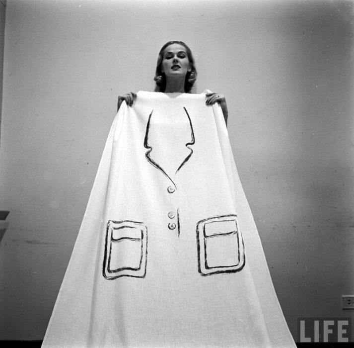 Mujer usando un vestido pintado a mano y creado para la casa de modas de Hermes en 1950