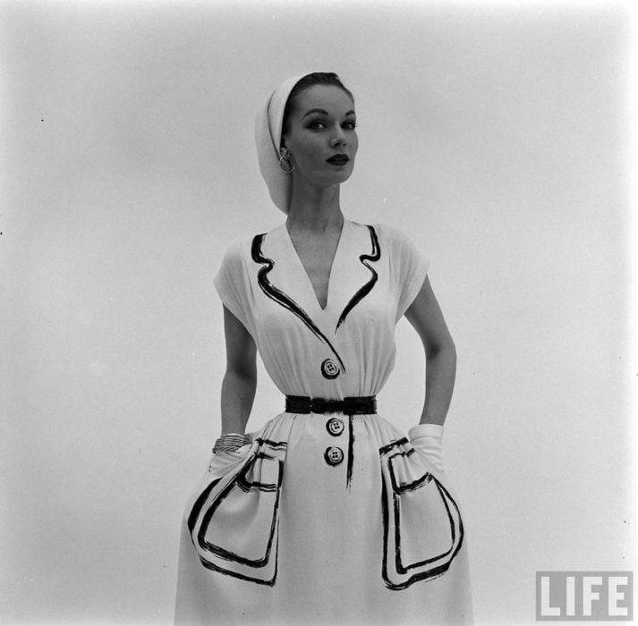 Mujer usando un vestido pintado a mano y creado para la casa de modas de Hermes en 1950