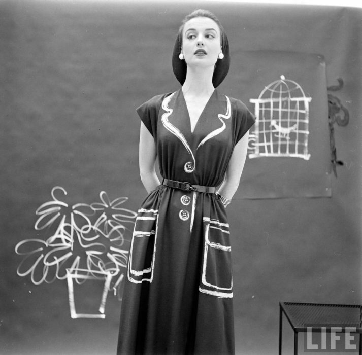 Mujer usando un vestido pintado a mano y creado para la casa de modas de Hermes en 1950