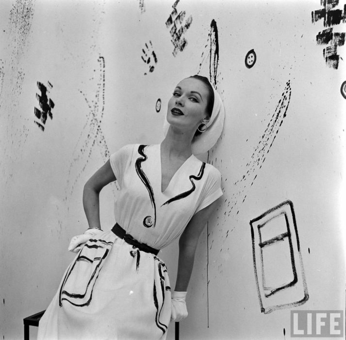 Mujer usando un vestido pintado a mano y creado para la casa de modas de Hermes en 1950