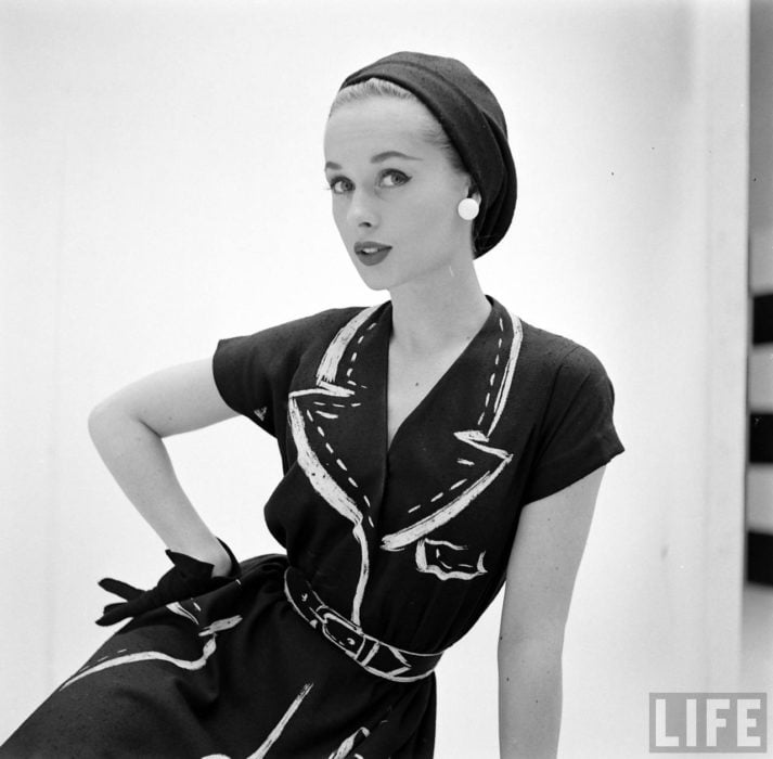 Mujer usando un vestido pintado a mano y creado para la casa de modas de Hermes en 1950