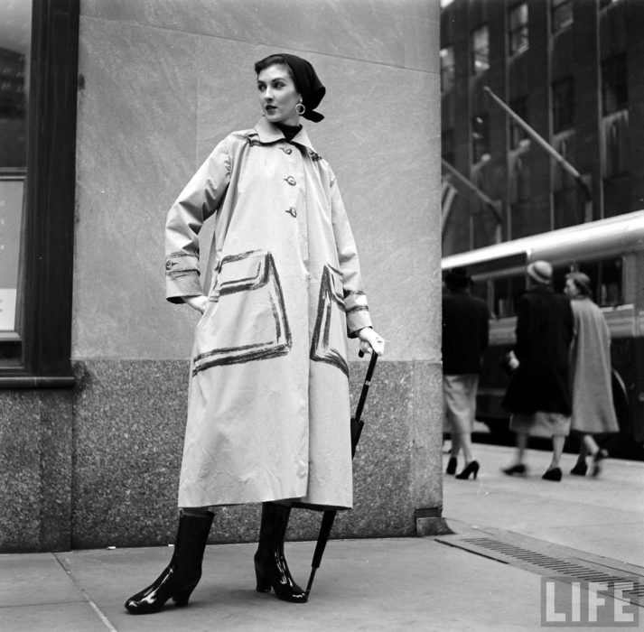 Mujer usando un vestido pintado a mano y creado para la casa de modas de Hermes en 1950