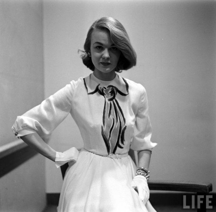 Mujer usando un vestido pintado a mano y creado para la casa de modas de Hermes en 1950