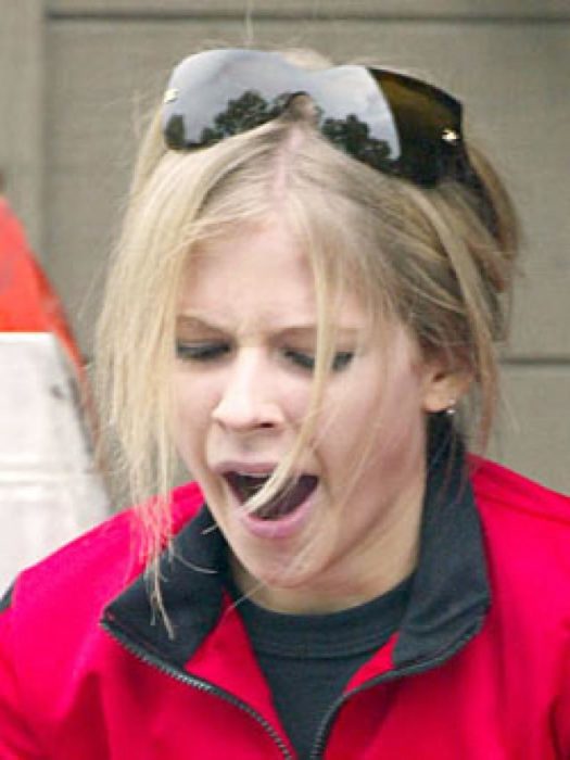 avril lavigne bostezando 