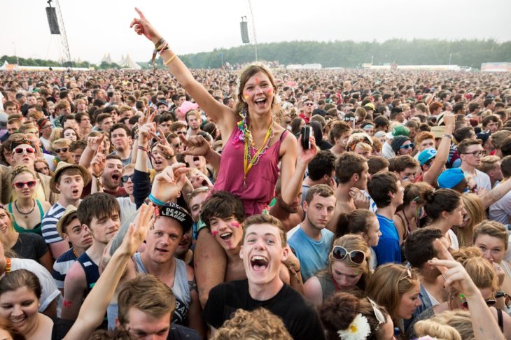 chica en concierto