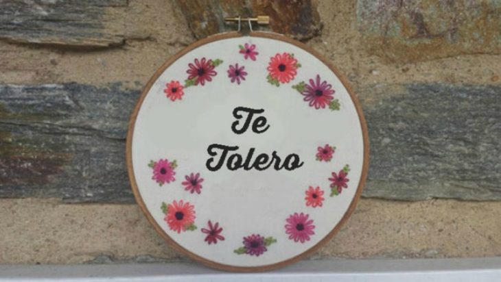 bastidor con frase y flores bordadas 