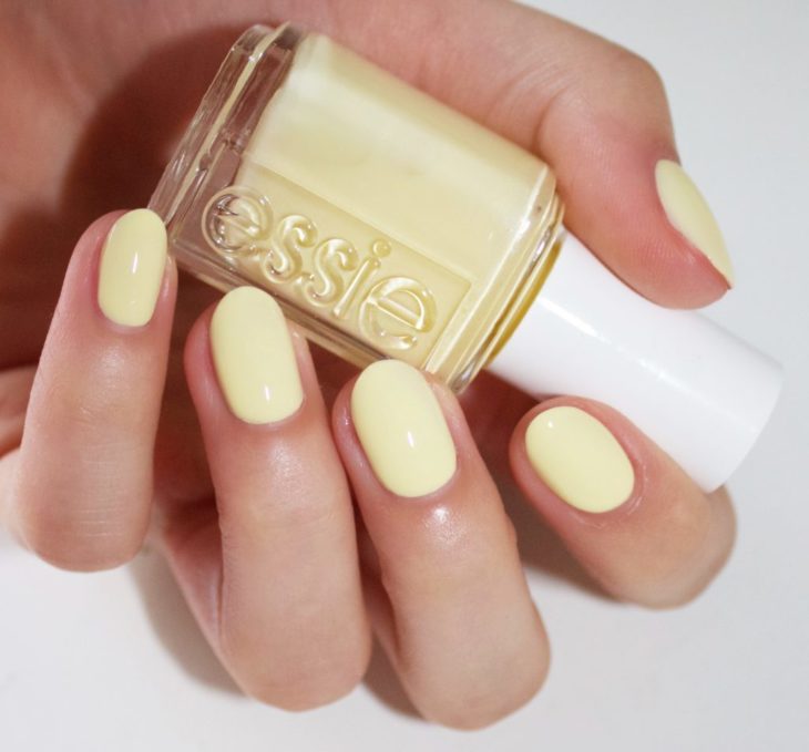 Esmalte de uñas color amarillo 