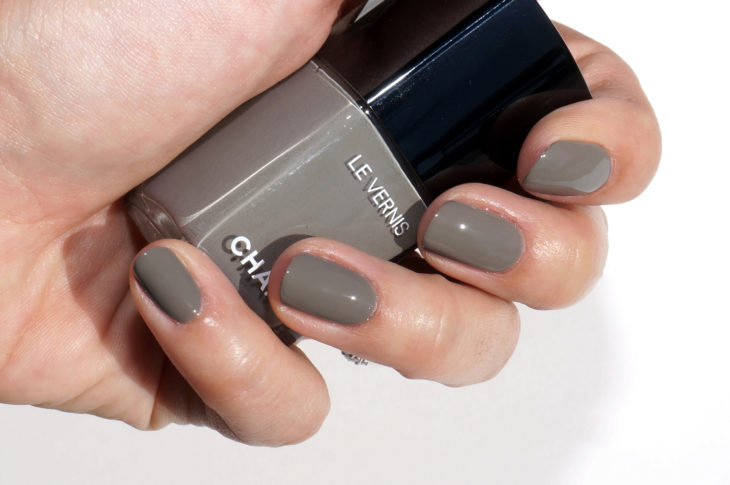 Esmalte para uñas color gris 