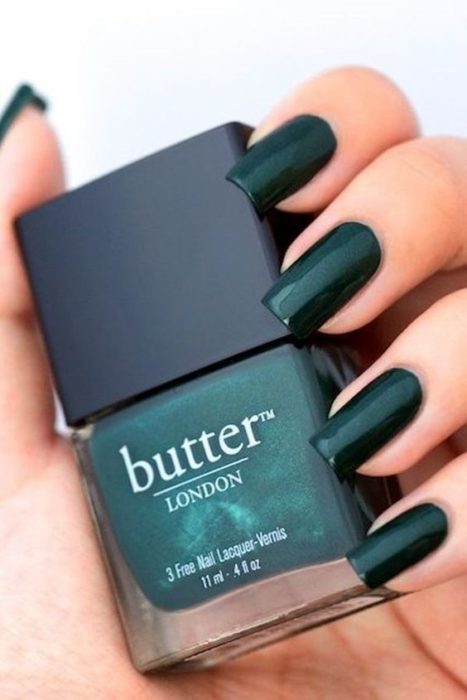 Esmalte de uñas en tono verde 