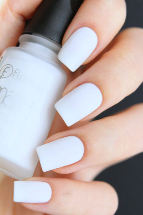 Esmalte de uñas en tono blanco