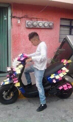 Chico con una motoneta llena de post it 