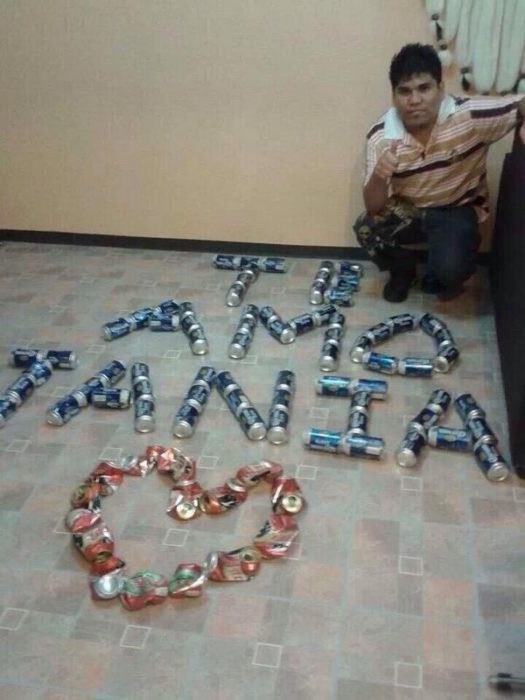 Chico haciendo un corazón con latas de cerveza 