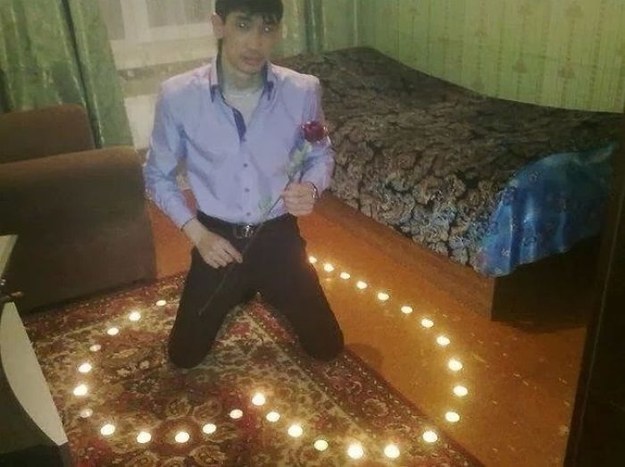 Chico haciendo un corazón con velas